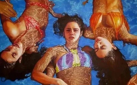 水与美人互相融合时，女人的魅力就被展现地淋漓尽致